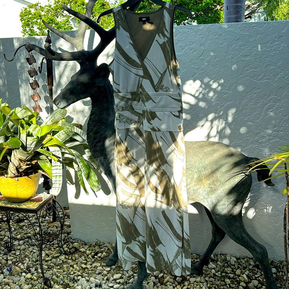 DKNY. Pleated maxi dress with foliage print